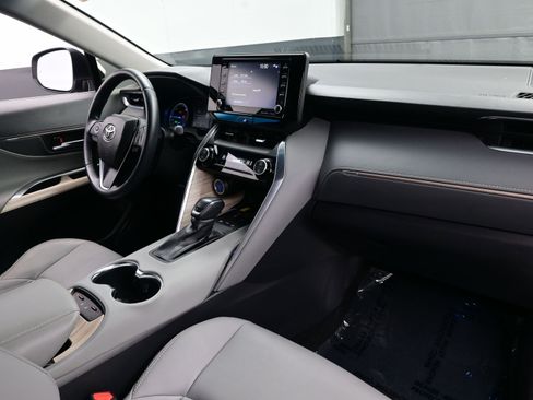 Used 2022 Toyota Venza XLE image 15