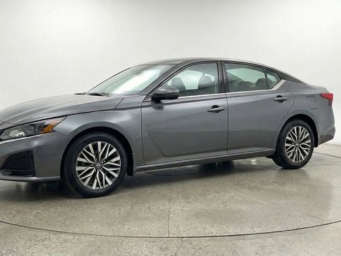 Used 2025 Nissan Altima 2.5 SV image 3