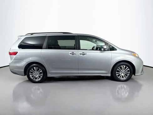 Used 2018 Toyota Sienna XLE image 4