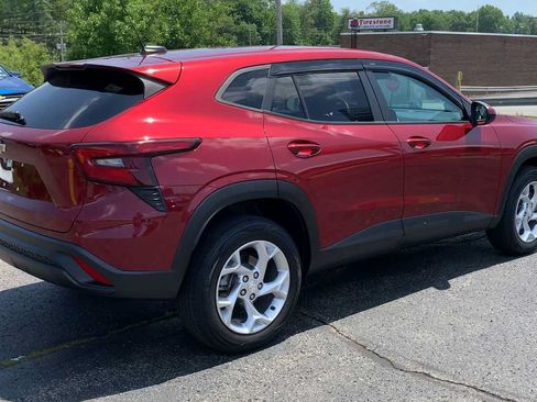 Certified 2024 Chevrolet Trax LS w/ LS Convenience Package FWD image 8