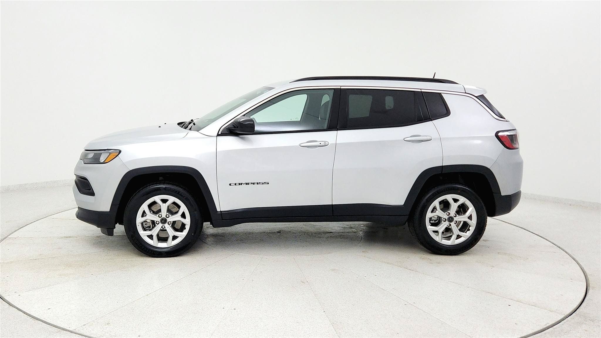 Used 2025 Jeep Compass Latitude AWD/4WD image 2
