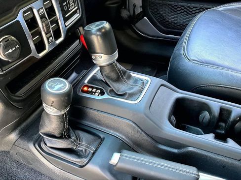 Used 2021 Jeep Wrangler Unlimited Sahara AWD/4WD image 15