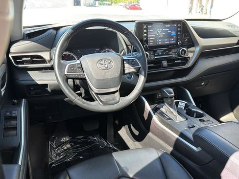 Used 2022 Toyota Highlander XLE FWD image 19