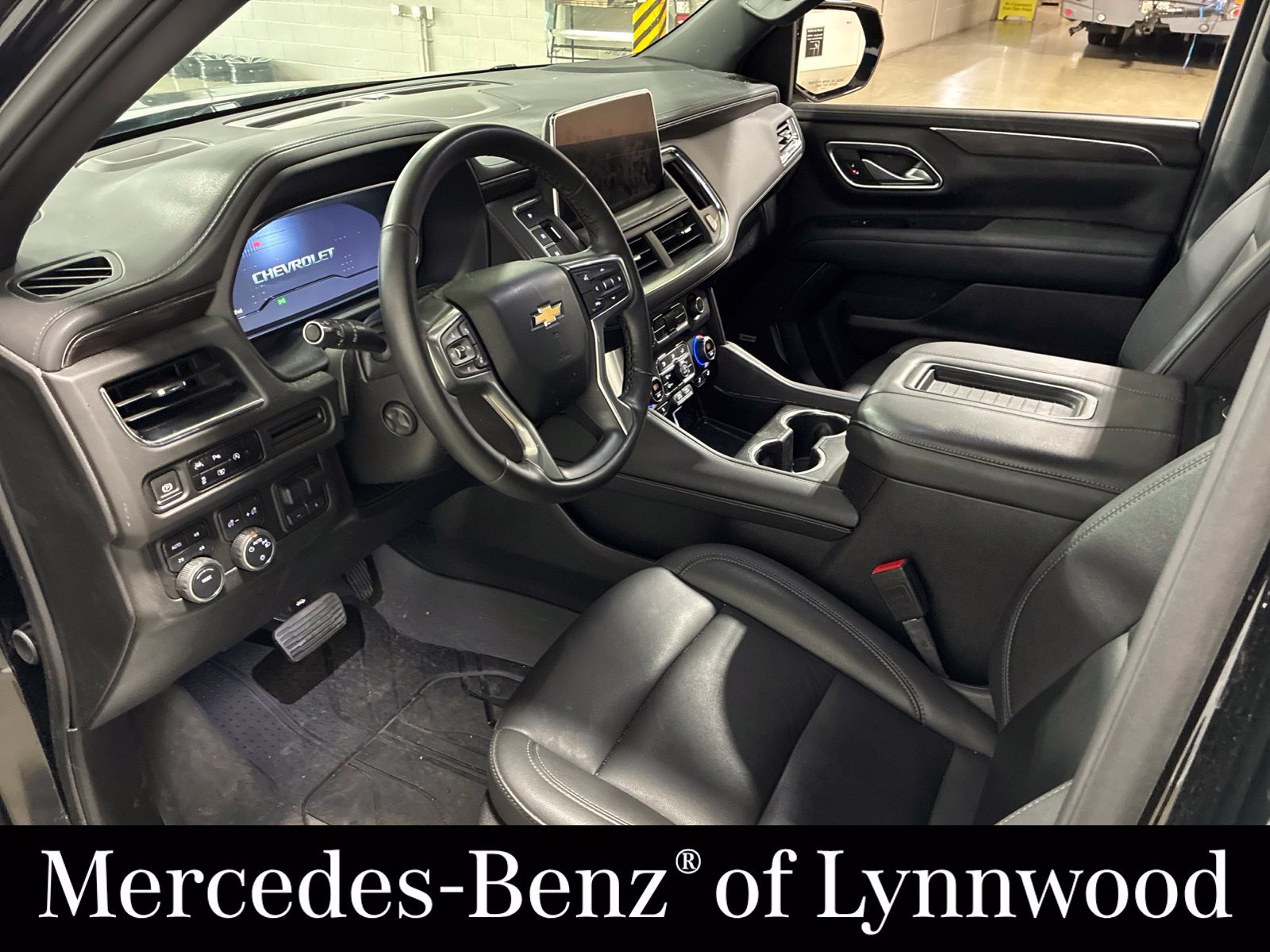 Used 2024 Chevrolet Suburban LT w/ Luxury Package AWD/4WD image 4