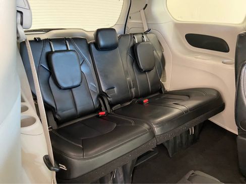 Used 2024 Chrysler Pacifica Touring-L FWD image 17