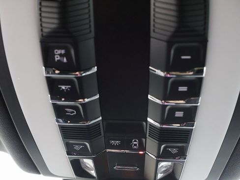 Used 2023 Porsche Macan S image 9