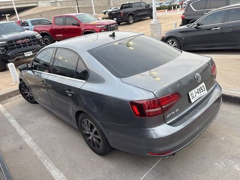 Used 2018 Volkswagen Jetta SE image 3