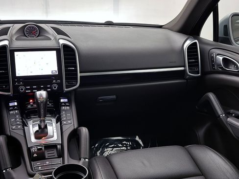 Used 2018 Porsche Cayenne Platinum Edition w/ Premium Package Plus image 29