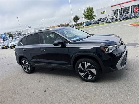 New 2025 Volkswagen Taos SE image 7