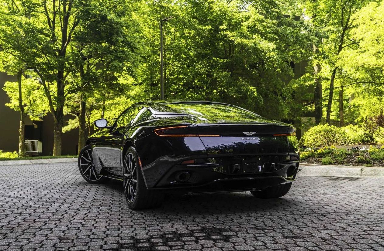 Used 2021 Aston Martin DB11 Coupe RWD image 2