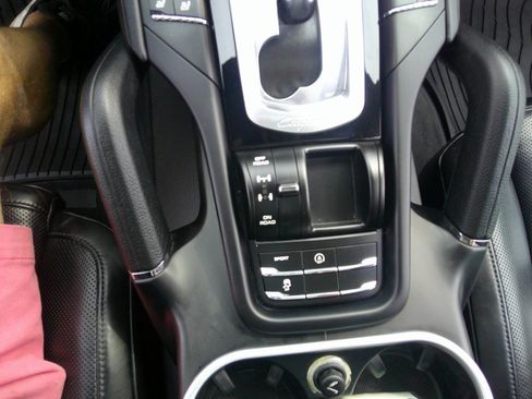 Used 2017 Porsche Cayenne Platinum Edition AWD/4WD image 35