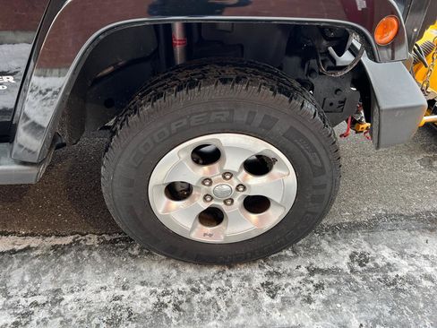 Used 2013 Jeep Wrangler Unlimited Sahara w/ Dual Top Group image 27