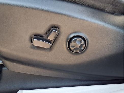 Used 2023 Chrysler Pacifica Touring-L image 22