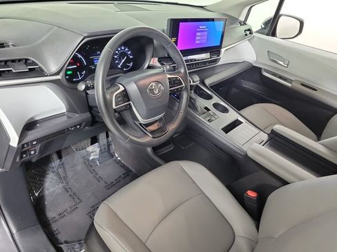 Used 2025 Toyota Sienna XLE FWD image 17