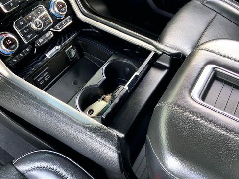 Used 2021 GMC Yukon Denali w/ Denali Premium Package image 16