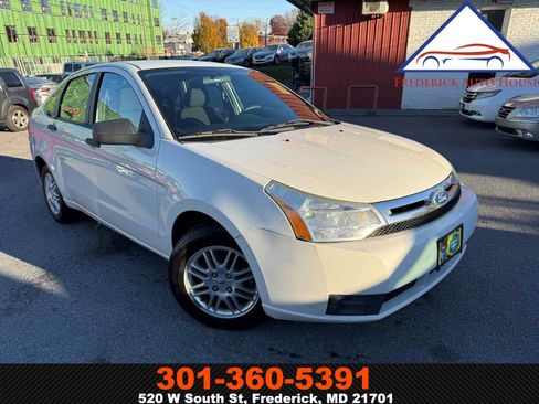 Used 2011 Ford Focus SE image 1