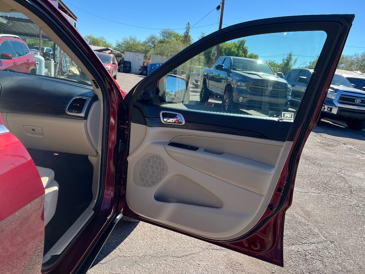 Used 2020 Jeep Grand Cherokee Laredo AWD/4WD image 36