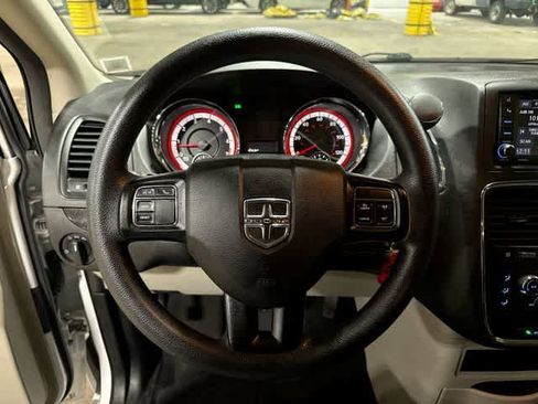 Used 2019 Dodge Grand Caravan SE w/ UConnect Hands-Free Group image 18