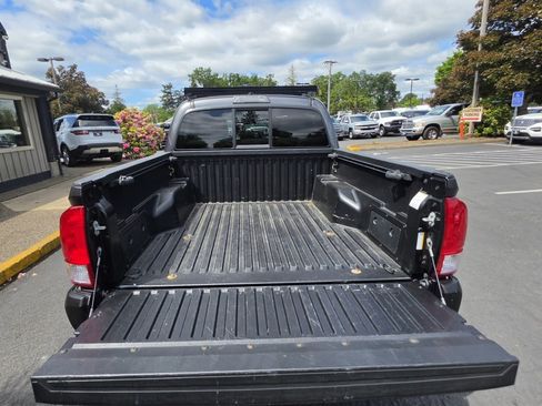 Used 2017 Toyota Tacoma SR5 w/ Tow Package AWD/4WD image 8