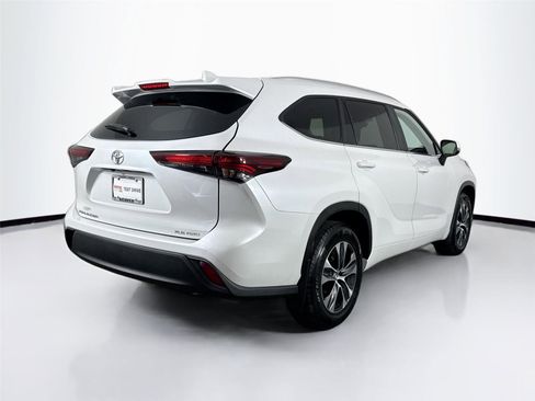 Certified 2025 Toyota Highlander XLE AWD/4WD image 2