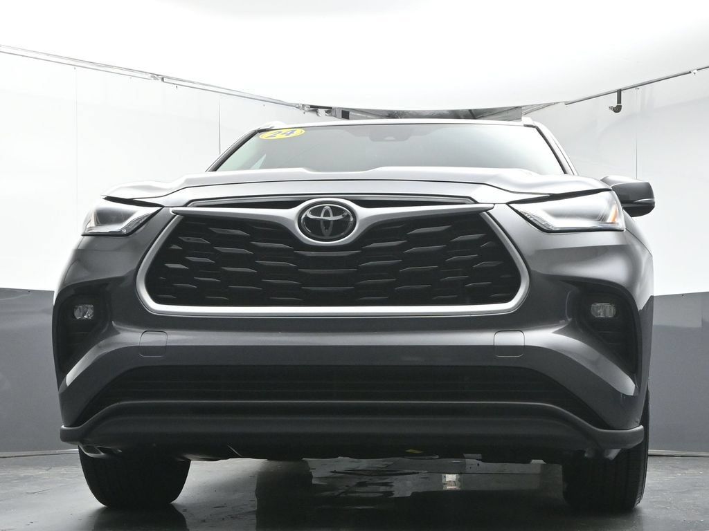 Used 2024 Toyota Highlander XLE FWD image 34