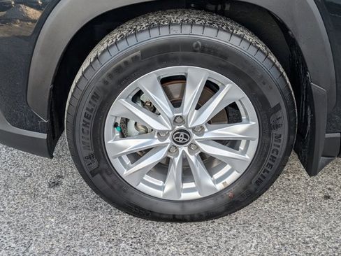 Used 2025 Toyota Corolla Cross LE image 23