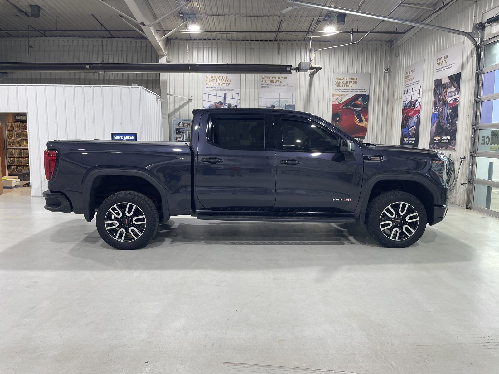 Used 2024 GMC Sierra 1500 AT4 w/ Technology Package AWD/4WD image 9