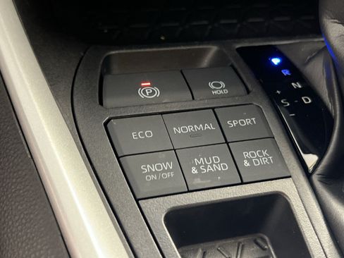 Used 2024 Toyota RAV4 XLE AWD/4WD image 32
