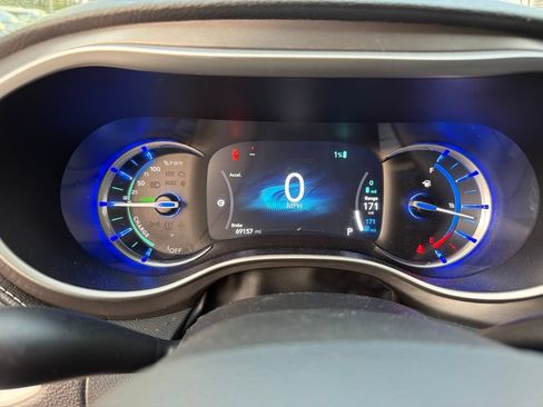 Used 2023 Chrysler Pacifica Touring-L FWD image 3