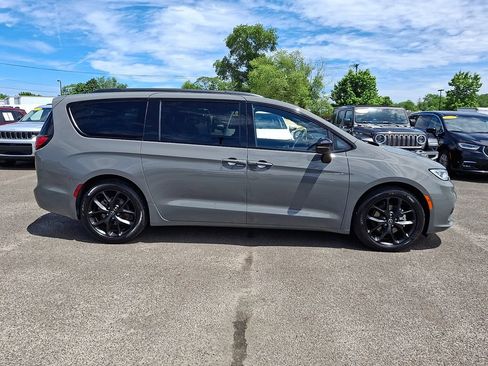 Used 2025 Chrysler Pacifica Limited FWD image 13