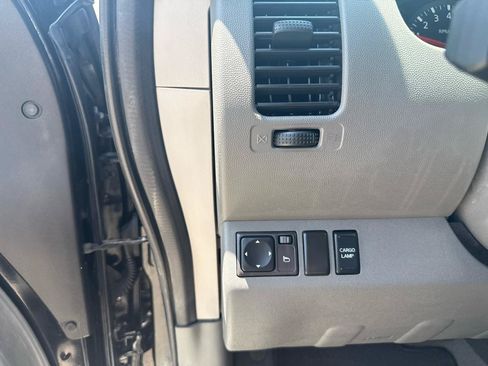 Used 2010 Nissan Frontier SE RWD image 17