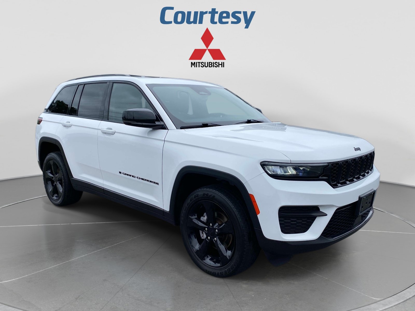 Used 2023 Jeep Grand Cherokee Altitude AWD/4WD image 9
