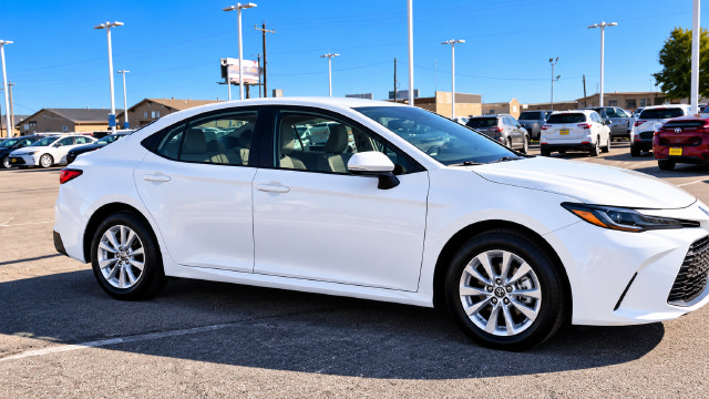 Used 2025 Toyota Camry LE AWD/4WD image 3