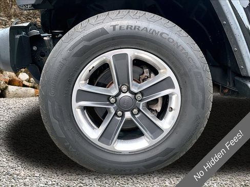 Used 2018 Jeep Wrangler Unlimited Sahara w/ Dual Top Group AWD/4WD image 9