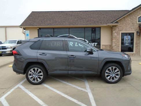 Used 2019 Toyota RAV4 XLE Premium FWD image 5