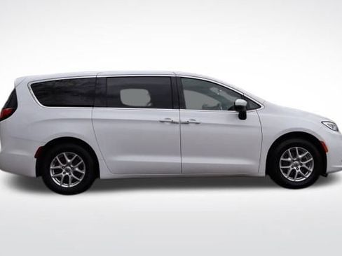 Used 2023 Chrysler Pacifica Touring image 13