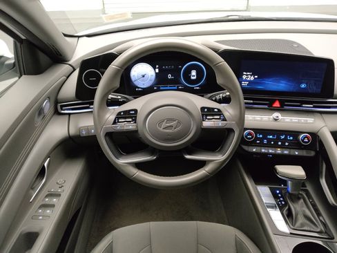 Used 2025 Hyundai Elantra SEL FWD image 22