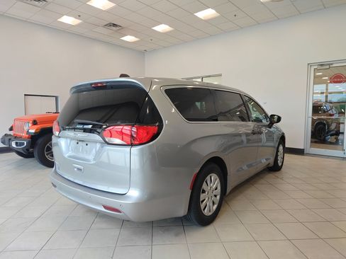 Used 2020 Chrysler Voyager L FWD image 2