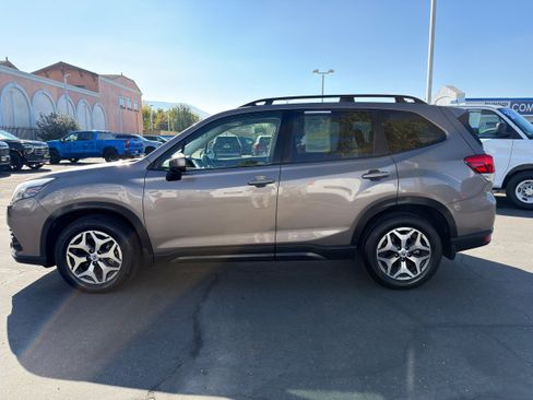 Used 2023 Subaru Forester Premium image 5