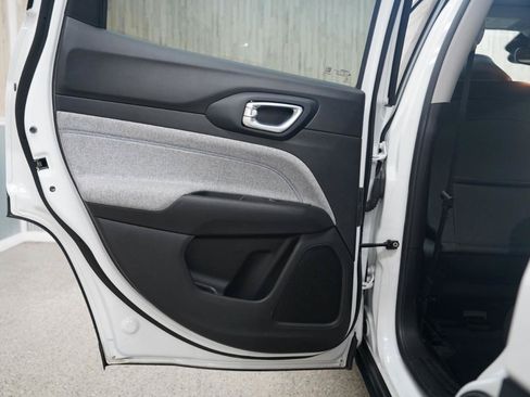 Used 2022 Jeep Compass Latitude FWD image 34
