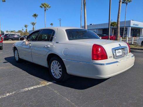 Used 2005 Lincoln Town Car Signature Limited image 6