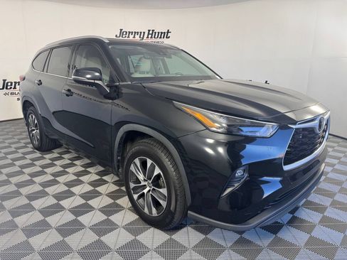 Used 2022 Toyota Highlander XLE FWD image 5