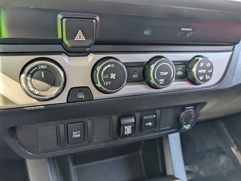 Used 2020 Toyota Tacoma SR5 AWD/4WD image 21