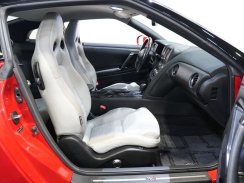 Used 2012 Nissan GT-R Premium image 31