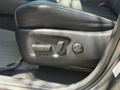 Used 2018 Toyota RAV4 Limited FWD image 10