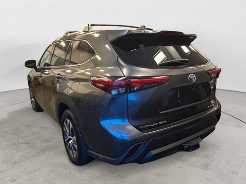 Used 2022 Toyota Highlander XLE AWD/4WD image 3