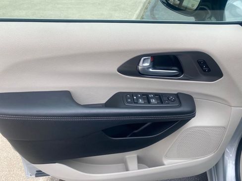 Used 2024 Chrysler Pacifica Touring-L FWD image 13
