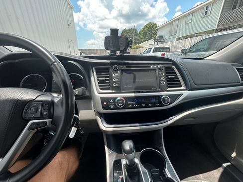 Used 2018 Toyota Highlander Plus w/ Carpet Mat Package (TMS) FWD image 30