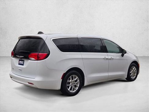 Used 2023 Chrysler Voyager LX FWD image 5
