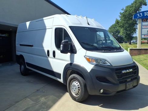 Used 2025 RAM ProMaster 2500 w/ Convenience Group FWD image 3